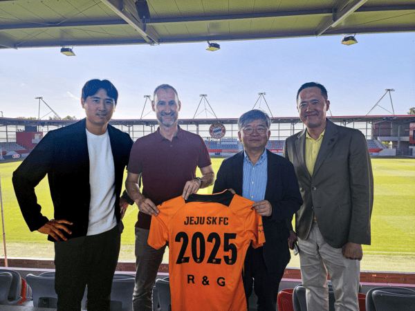 제주SK 유소년 어드바이저 구자철(사진 좌측). /사진=제주SK