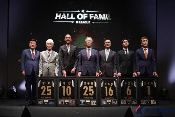 K리그 명예의 전당 헌액자들이 16일 오전 서울 종로구 아산정책연구원에서 열린 제2회 K리그 명예의 전당 헌액식에서 기념촬영을 하고 있다. 왼쪽부터 권오갑 한국프로축구연맹 총재, 김호 전 감독, 데얀, 정몽준 대한축구협회 명예 회장, 김주성, 故유상철을 대신해 아들 유선우, 김병지. /사진=한국프로축구연맹