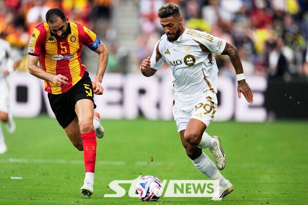 로스앤젤레스 FC 공격수 데니스 부앙가(흰색 유니폼). /사진=뉴시스(AP)