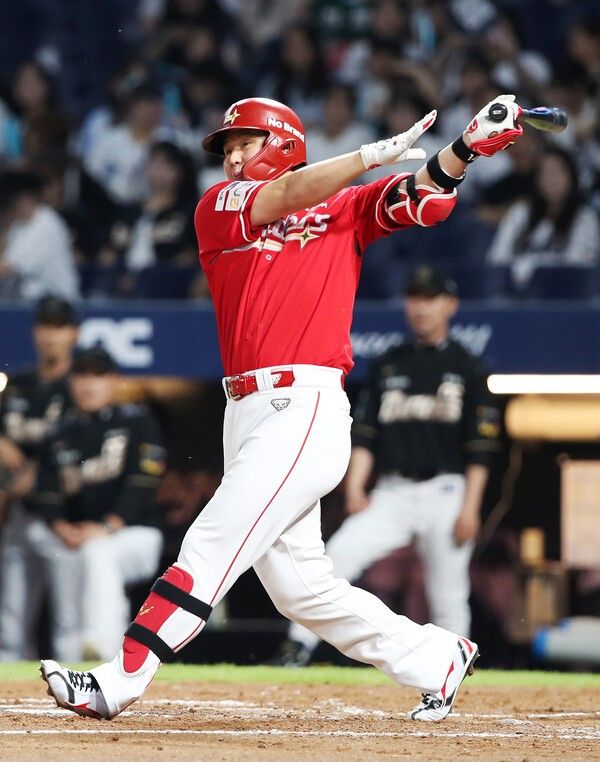 홈런을 때려낸 SSG 랜더스 3루수 최정. /사진=SSG 랜더스