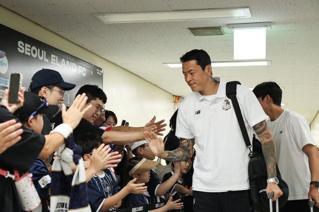 홈경기 팬 체험형 프로그램 '온 필드' 중 선수들과 하이파이브 하는 서울이랜드 팬들의 모습. /사진=서울이랜드