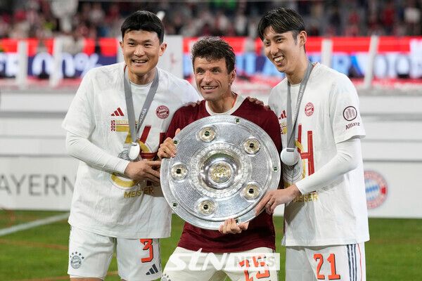 마이스터샬레를 들어올리는 김민재(좌측). /사진=뉴시스(AP)