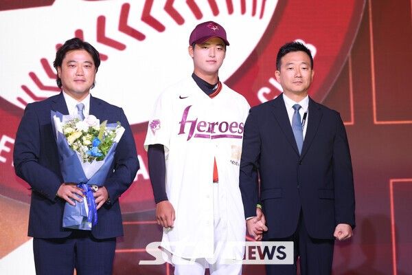 17일 오후 서울 송파구 롯데호텔월드에서 열린 2026 KBO 신인 드래프트에서 키움 히어로즈 1라운드 지명된 북일고 박준현(가운데)이 기념촬영을 하고 있다. 왼쪽부터 박준현 아버지 박석민, 박준현, 허필승 키움 히어로즈 단장. /사진=뉴시스