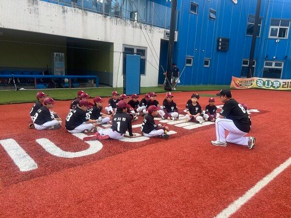 구로구 리틀야구단 아이들과 김학재 감독의 모습. /사진=본인 제공