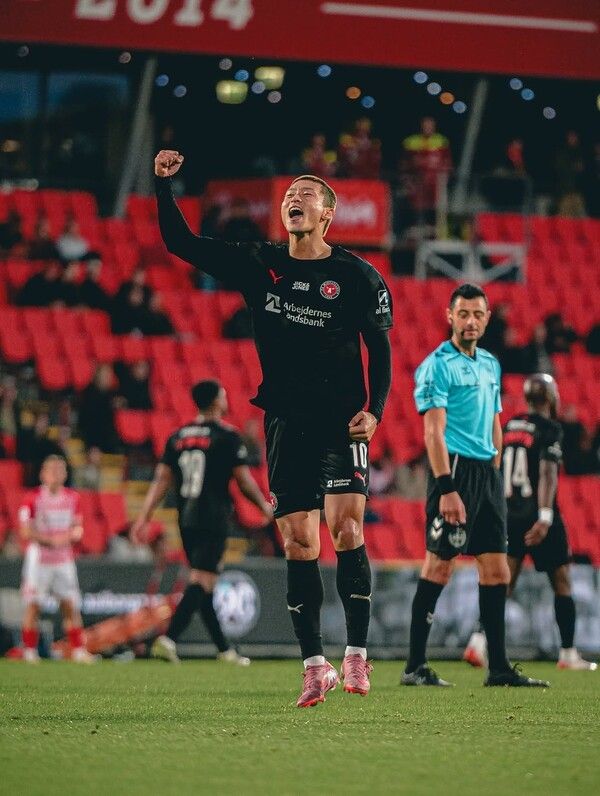 18일 덴마크 올보르의 올보르 포틀랜드 파크에서 열린 2부리그 소속 AaB와 2025~26시즌 덴마크축구협회(DBU) 포카렌 3라운드에서 미트윌란의 조규성이 득점 후 기뻐하고 있다. /사진=미트윌란