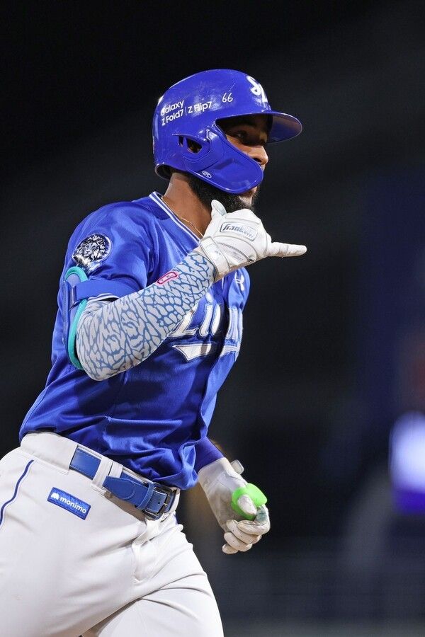 48호 홈런을 친 뒤 베이스를 도는 삼성 라이온즈 1루수 르윈 디아즈. /사진=삼성 라이온즈