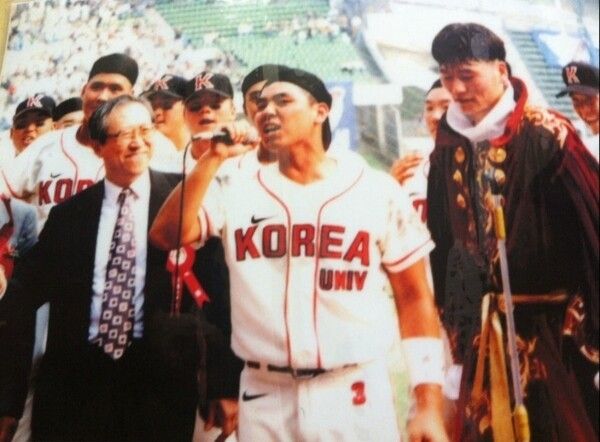 고려대 4학년 시절 정기전 승리를 이끈 뒤 마이크를 잡은 김학재 감독. /사진=본인 제공