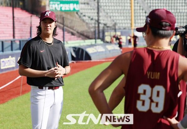 18일 오후 서울 송파구 잠실야구장에서 2025 KBO리그 키움 히어로즈와 두산 베어스의 경기 전 1군 엔트리에 합류한 키움 투수 안우진이 팀 미팅에 참여하고 있다. 당초 안우진은 9월17일 사회복무요원 소집 해제 이후 팀에 합류할 예정이었으나 지난달 퓨처스(2군)팀 자체 청백전 종료 후 진행된 추가 훈련에서 오른쪽 어깨를 다쳤다. /사진=뉴시스