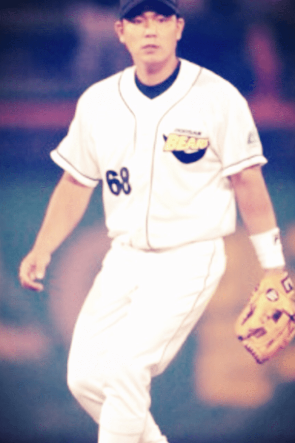 2002년 두산 베어스 소속으로 KBO리그에서 뛰는 김학재 감독의 모습. /사진=본인 제공