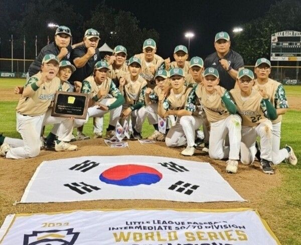 2023년 인터미디에이트 월드시리즈에서 코치로도 우승을 도운 김학재 감독. 당시 아이들과 마운드에 태극기를 펼쳐보인 장면. /사진=본인 제공