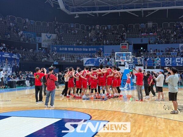 고려대가 19일 오후 5시 고양실내체육관에서 열린 '2025 정기 고연전(연고전) 농구’ 경기에서 57-48로 승리한 뒤 함께 모여 기뻐하고 있다. /사진=강의택 기자(고양)