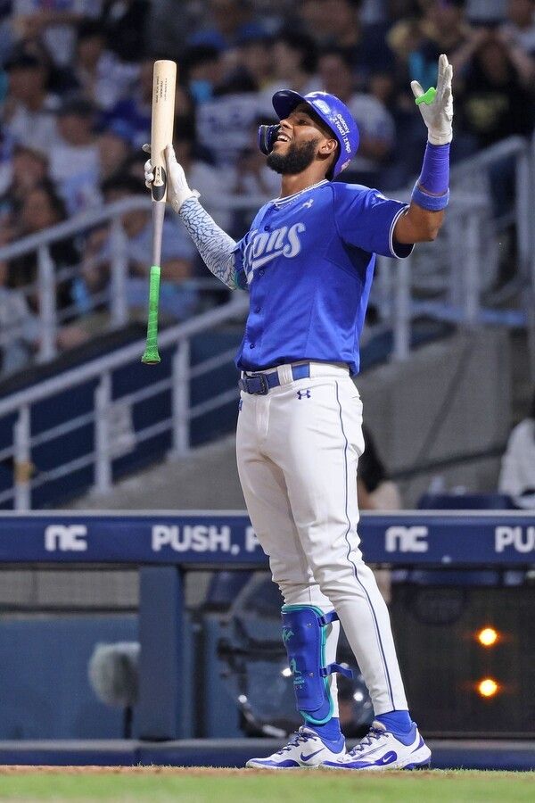 18일 창원 NC파크에서 열린 2025 신한 쏠뱅크 KBO리그 NC다이노스와의 경기에서 시즌 48호 홈런을 치고 세레모니하는 삼성 라이온즈 르윈 디아즈. /사진=삼성 라이온즈