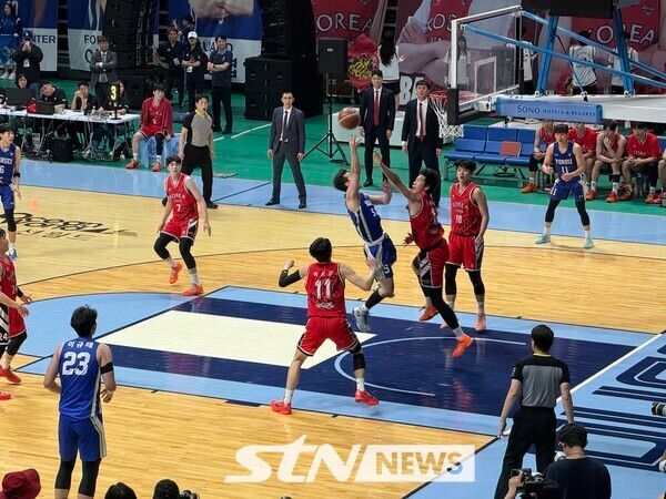 고려대와 연세대가 19일 오후 5시 고양실내체육관에서 열린 '2025 정기 고연전(연고전) 농구’에서 치열한 경기를 펼치는 모습. /사진=강의택 기자(고양)