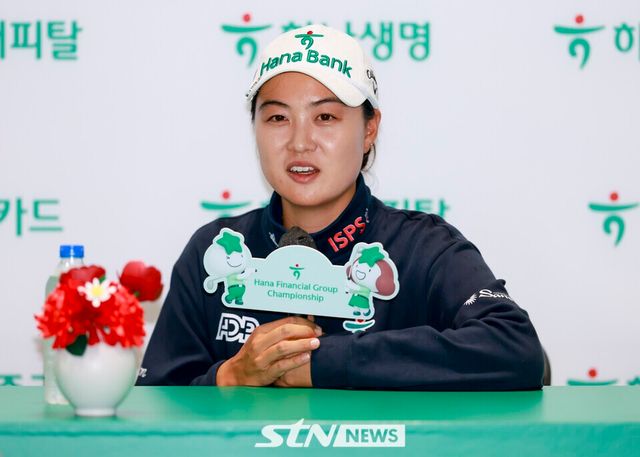 19일 인천 베어즈베스트 청라 골프클럽(파72)에서 열린 '한국여자프로골프(KLPGA)투어 하나금융그룹 챔피언십(총상금 15억 원)' 2라운드 공동 2위로 마친 이민지가 인터뷰를 하고 있다. /사진=손진현 기자