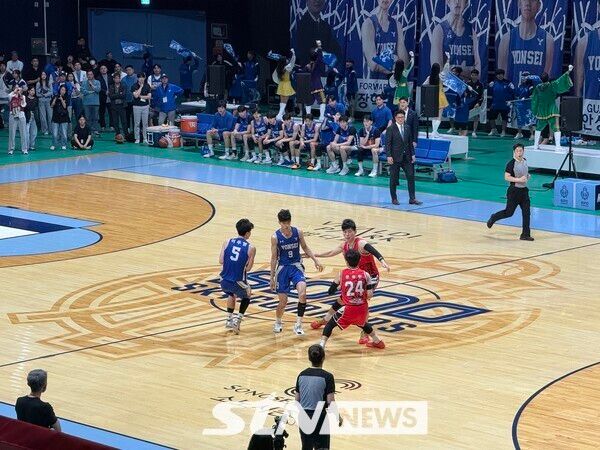 19일 오후 5시 고양실내체육관에서 열린 '2025 정기 고연전(연고전) 농구’에서 고려대와 연세대의 경기 모습. /사진(고양)=강의택 기자