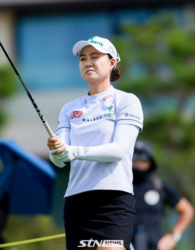 18일 인천 베어즈베스트 청라 골프클럽(파72)에서 열린 '한국여자프로골프(KLPGA)투어 하나금융그룹 챔피언십(총상금 15억 원)' 1라운드에 나선 이민지가 공을 바라보고 있다. /사진=손진현 기자