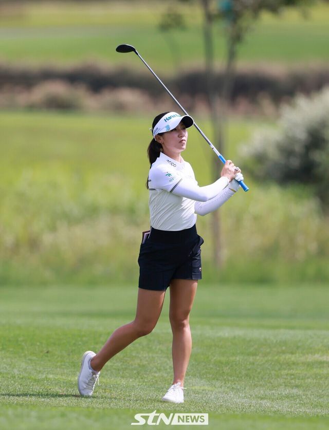 18일 인천 베어즈베스트 청라 골프클럽(파72)에서 열린 '한국여자프로골프(KLPGA)투어 하나금융그룹 챔피언십(총상금 15억 원)' 1라운드에 나선 리디아 고가 샷을 때린 후 공을 바라보고 있다. /사진=손진현 기자