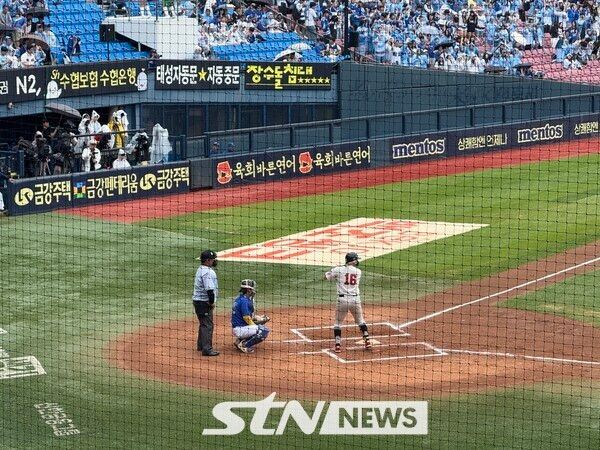 19일 오전 11시 서울 송파구 잠실야구장에서 열린 고려대와 연세대 간의 '2025 정기 고연전(연고전) 야구’가 열렸다. /사진=강의택 기자