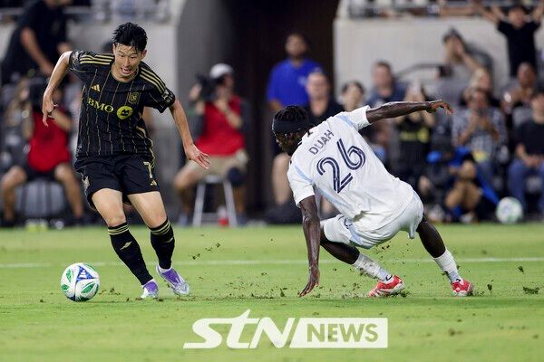 로스앤젤레스FC(LAFC)의 손흥민이 지난달 31일(현지 시간) 미 캘리포니아주 LA의 BMO 스타디움에서 열린 2025 MLS 29라운드 샌디에이고 FC와 경기 중 공을 몰고 있다. 홈경기에 첫 선발 출전한 손흥민은 공격 포인트를 올리진 못했으며 LA FC는 1-2로 역전패했다. /사진=뉴시스(AP)