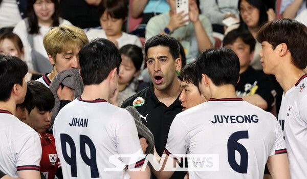 6일 충남 천안 유관순체육관에서 열린 2025 대한민국과 네덜란드 남자배구 국가대표 평가전에서 이사나예 라미레스 한국 감독이 작전지시를 하고 있다. /사진=뉴시스