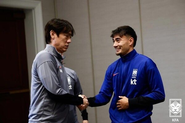 10월 A매치를 위해 미국으로 향한 홍명보 감독이 선수단 미팅에서 옌스 카스트로프와 인사를 나누고 있다. /사진=대한축구협회