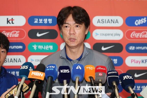 홍명보 대한민국 축구 국가대표팀 감독이 1일 오전 인천국제공항 제2터미널에서 미국 원정길에 오르며 출국 전 인터뷰를 하고 있다. 대표팀은 미국에서 오는 7일 미국, 10일 멕시코와 평가전을 치른다. /사진=뉴시스