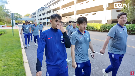 최우측 김진규 코치 등 대표팀 구성원들과 이야기를 나누는 옌스 카스트로프. /사진=KFA TV