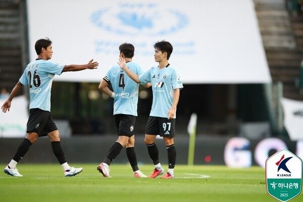 20일 전주월드컵경기장에서 치러진 김천상무와의 하나은행 K리그1 2025 30라운드 경기에서 전북현대 김진규가 득점 후 동료들과 기쁨을 나누고 있다. /사진=한국프로축구연맹