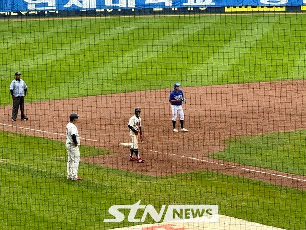 지난 19일 오전 11시 서울 송파구 잠실야구장에서 열린 연세대와의 '2025 정기 고연전’ 야구 경기에 임하고 있는 유정택(가운데). /사진(잠실)=강의택 기자