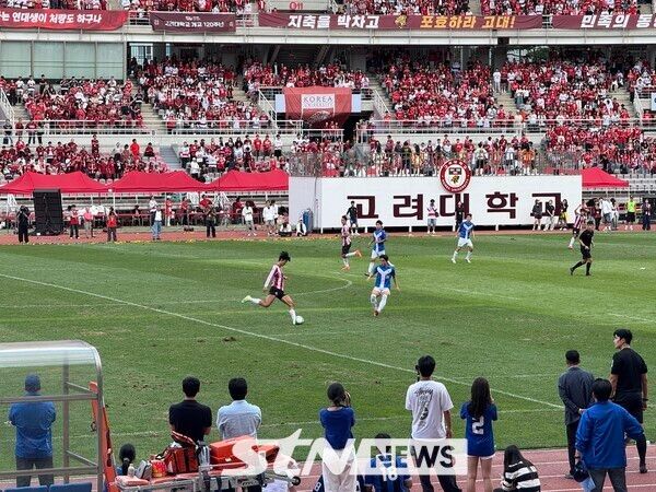 20일 고양종합운동장에서 치러진 '2025 정기 고연전' 축구 경기를 펼치고 있는 고려대와 연세대. /사진(고양)=강의택 기자
