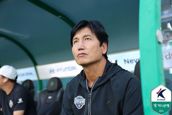 20일전주월드컵경기장에서 치러진 전북현대와의 하나은행 K리그1 2025 30라운드 경기에서 김천상무의 정정용 감독이 그라운드를 바라보고 있다. /사진=한국프로축구연맹