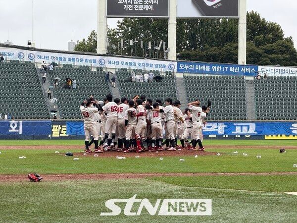고려대 선수들이 19일 오전 11시 서울 송파구 잠실야구장에서 열린 연세대와의 '2025 정기 고연전(연고전) 야구’에서 9-3으로 승리한 뒤 마운드 위에서 함께 기뻐하고 있다. /사진=강의택 기자