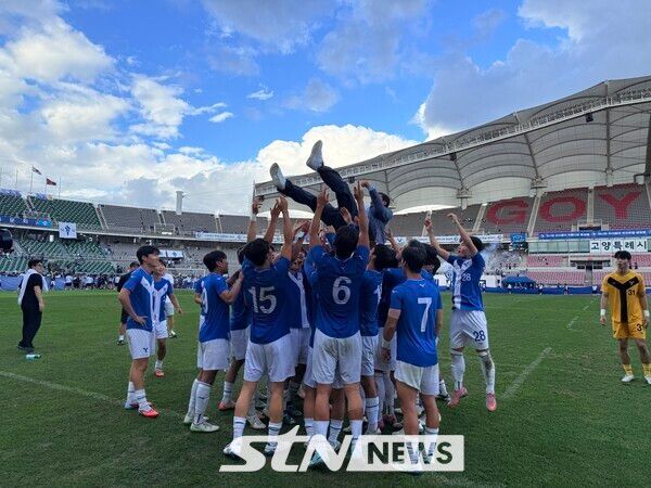 경기 종료 후 헹가레를 받는 연세대학교 축구부 최태호 감독. /사진(고양)=강의택 기자