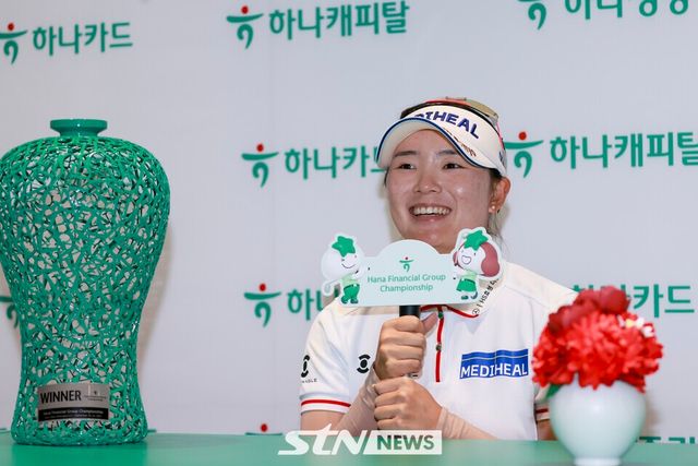 21일 인천 베어즈베스트 청라 골프클럽(파72)에서 열린 KLPGA 투어 하나금융그룹 챔피언십(총상금 15억 원) 최종 라운드 연장전 끝에 통산 9번째 정상에 오른 이다연이 우승 인터뷰를 하고 있다. /사진=손진현 기자