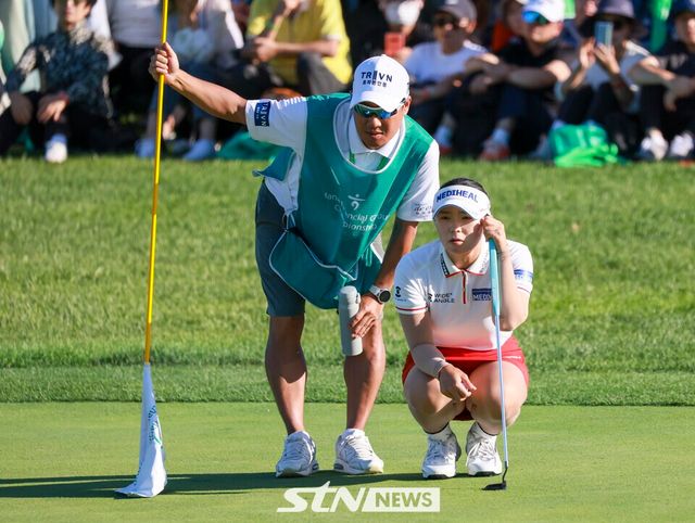 21일 인천 베어즈베스트 청라 골프클럽(파72)에서 열린 KLPGA 투어 하나금융그룹 챔피언십(총상금 15억 원) 최종 라운드 연장전 끝에 통산 9번째 정상에 오른 이다연이 퍼트 라인을 보고 있다. /사진=손진현 기자