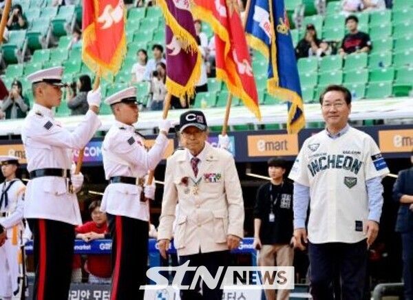 인천SSG랜더스필드에서 '인천 랜딩데이' 입장식에서 유정복 시장과 참전 용사가 입장하고 있다/사진=인전시