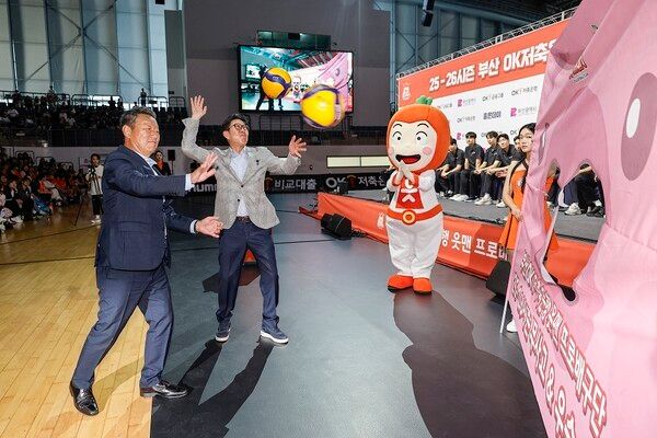 21일 부산 강서실내체육관에서 팬과 함께한 ’25-26시즌 부산 OK저축은행 읏맨 프로배구단 출정식’ 모습. /사진=OK저축은행