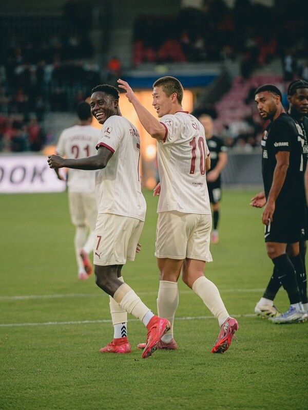 25일 덴마크 헤르닝에 위치한 MCH 아레나에서 치러진 오스트리아의 강호 슈투름 그라츠와의 2025~26시즌 유럽축구연맹(UEFA) 유로파리그(UEL) 리그 페이즈 1차전에서 미트윌란의 조규성이 득점에 성공한 동료를 축하하고 있다. /사진=미트윌란