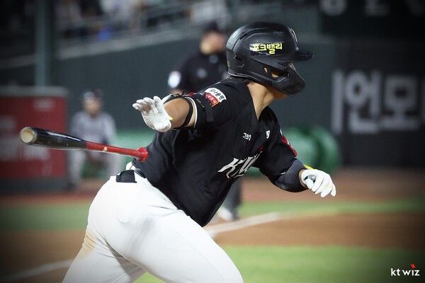 타격하는 KT 위즈 강백호. /사진=KT 위즈