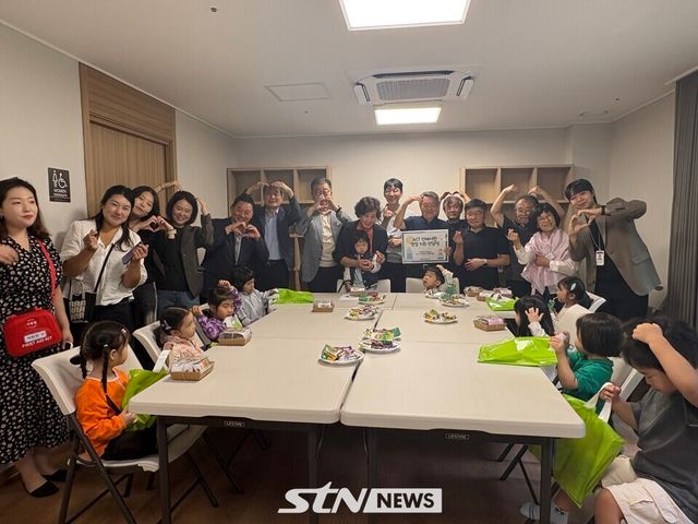 어린이집 아이들을 초청하여, 강남노인종합복지관에서 준비한 선물과 어르신들의 따스한 손편지가 담긴 추석 선물을 전달했다. /사진=오봉욱 교수