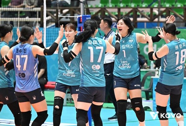 27일 여수진남체육관에서 치러진 한국도로공사와의 2025 여수·NH농협컵 프로배구대회 여자부 준결승전에서 GS칼텍스 선수단이 득점 후 기뻐하고 있다.&nbsp;/사진=한국배구연맹