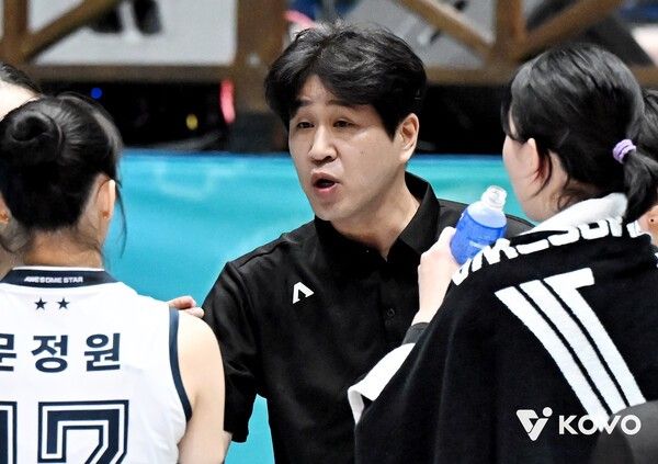 27일 여수진남체육관에서 치러진 GS칼텍스와의 2025 여수·NH농협컵 프로배구대회 여자부 준결승전에서 한국도로공사의 김종민 감독이 작전 지시 중이다. /사진=한국배구연맹