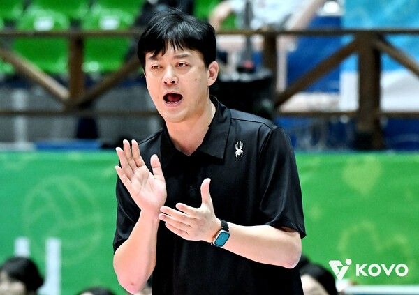27일 여수진남체육관에서 치러진 한국도로공사와의 2025 여수·NH농협컵 프로배구대회 여자부 준결승전에서 GS칼텔스의 이영택 감독이 선수들에게 지시하는 중이다. /사진=한국배구연맹