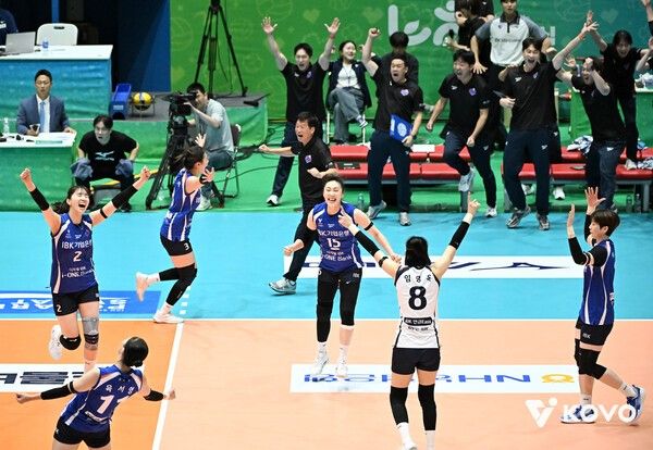 28일 여수진남체육관에서 치러진 한국도로공사와의 2025 여수·NH농협컵 프로배구대회 여자부 결승전 승리가 확정된 순간 IBK기업은행 선수들이 환호하고 있다. /사진=한국배구연맹