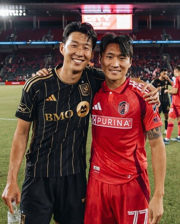 28일 미국 세인트루이스에 위치한 시티 파크에서 2025시즌 미국 메이저리그 사커(MLS) 서부 컨퍼런스 32라운드 경기 후 로스엔젤레스FC(LAFC) 손흥민과 세인트루이스 정상빈이 사진 촬영 중이다. /사진=로스엔젤레스FC(LAFC)