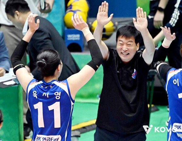 28일 오후 1시 30분 여수진남체육관에서 치러진 한국도로공사와의 2025 여수·NH농협컵 프로배구대회 여자부 결승전 승리 후 IBK기업은행 김호철 감독이 육서영과 기뻐하고 있다. /사진=한국배구연맹