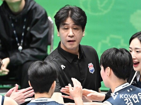 28일 오후 1시 30분 여수진남체육관에서 치러진 IBK기업은행과의 2025 여수·NH농협컵 프로배구대회 여자부 결승전에서 한국도로공사 김종민 감독이 선수들과 작전 타임을 활용하고 있다. /사진=한국배구연맹