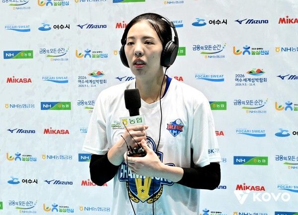 28일 여수진남체육관에서 치러진 한국도로공사와의 2025 여수·NH농협컵 프로배구대회 여자부 결승전 승리 후 IBK기업은행의 육서영이 우승 인터뷰를 진행하고 있다. /사진=한국배구연맹