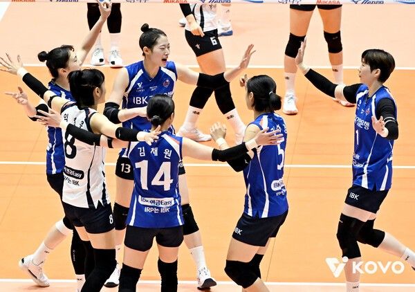 28일 여수진남체육관에서 치러진 한국도로공사와의 2025 여수·NH농협컵 프로배구대회 여자부 결승전에서 IBK기업은행 선수단이 득점 후 기뻐하고 있다. /사진=한국배구연맹