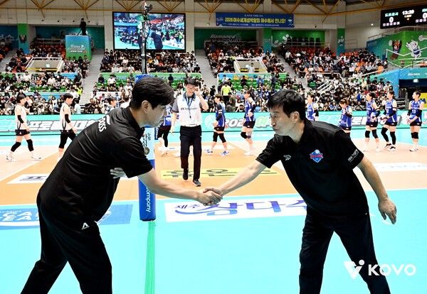 28일 여수진남체육관에서 치러지는 2025 여수·NH농협컵 프로배구대회 여자부 결승전을 앞두고 한국도로공사 김종민 감독과 IBK기업은행 김호철 감독이 인사를 나누고 있다. /사진=한국배구연맹